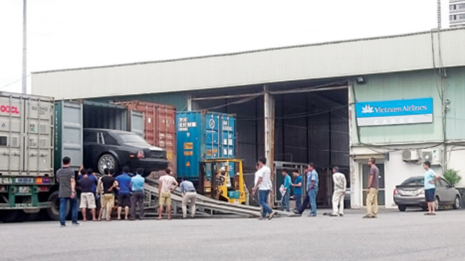 Xe sang nhập khẩu tại Chi cục Hải quan Bắc Hà Nội. Ảnh: Tuấn Nguyễn