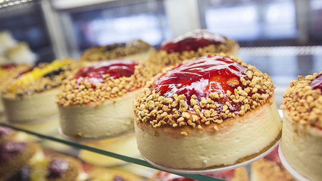 Bánh pho mát, Mỹ Đây là loại bánh ngọt được làm chủ yếu từ phô mai, tạo vị béo ngậy. Phía trên người ta có thể phủ thêm mứt. Chiếc bánh pho mát kem được làm từ những năm 1800 và trở thành một trong những món bánh quen thuộc của người dân New York. 