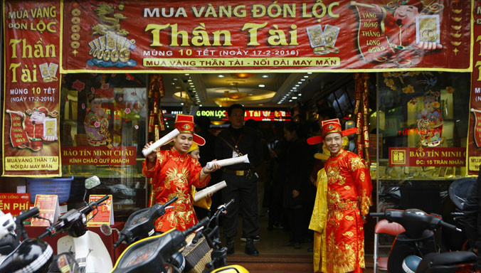 Cửa hàng vàng sôi động trước ngày Thần tài (10/1 âm lịch). Ảnh : Như Ý