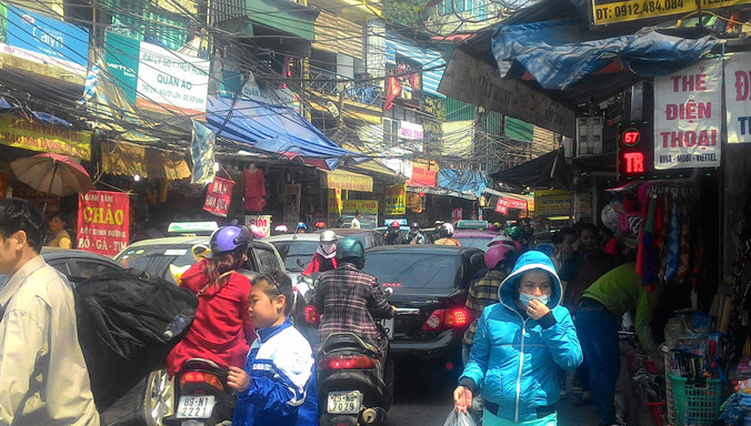 Ùn tắc, nhếch nhác trước cổng Viện Nhi T.Ư