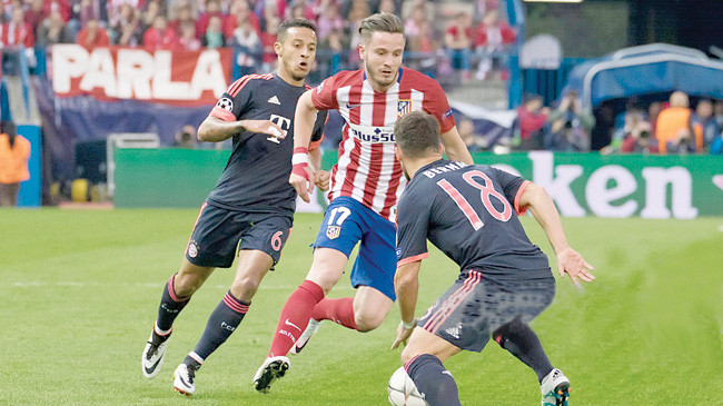 Saul Niguez (giữa) trở thành người hùng của Atletico ở trận lượt đi với màn đi bóng solo và ghi bàn duy nhất của trận đấu. Ảnh: GETTY IMAGES 