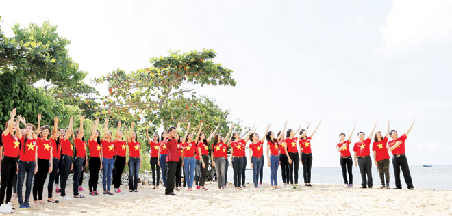 Tổ quốc gọi tên mình. Ảnh: Hồng Vĩnh