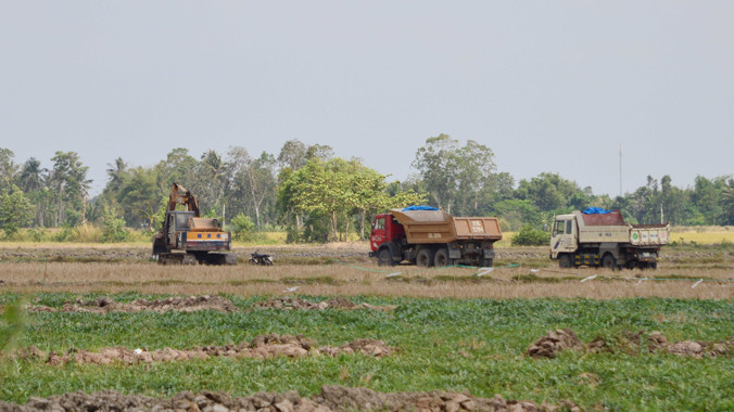 Mặt ruộng đang bị “xẻ thịt”. Ảnh: Tuấn Anh