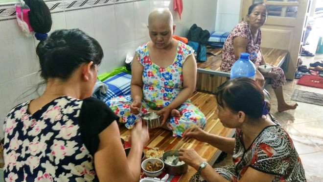 Những người phụ nữ xa lạ ăn chung bữa cơm.