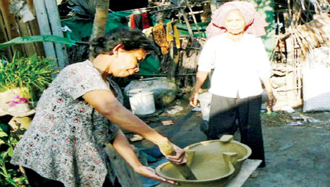 Người Khmer đang nắn nồi đất. Ảnh: Tùng Huyên