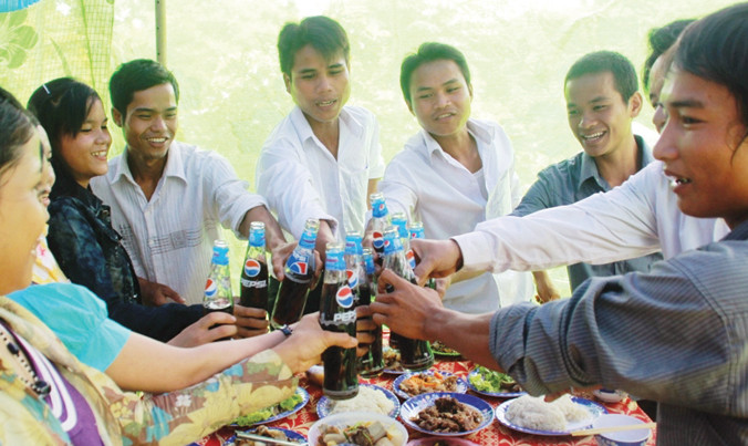 Thức uống trong đám cưới ở Cu Pua 15 năm nay là nước ngọt! Ảnh: H.T
