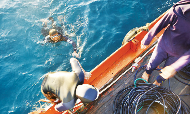 Ngư dân trên tàu của ông Tẩn vào phiên lặn ở Hoàng Sa.