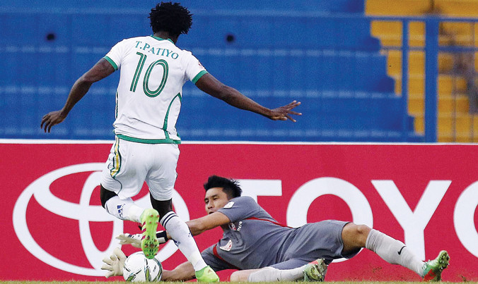 Cần Thơ (trái) cản bước tiến của Hải Phòng trong cuộc đua tới ngôi vô địch bằng chiến thắng 3-2. Ảnh: VSI