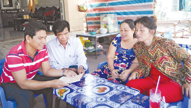 Anh Thạch Út (bìa trái) cùng nhiều người trong xóm. Ảnh: Hòa Hội