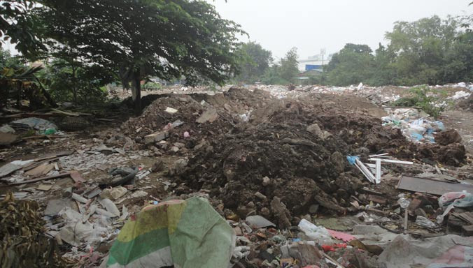 Phế thải đổ tràn lan