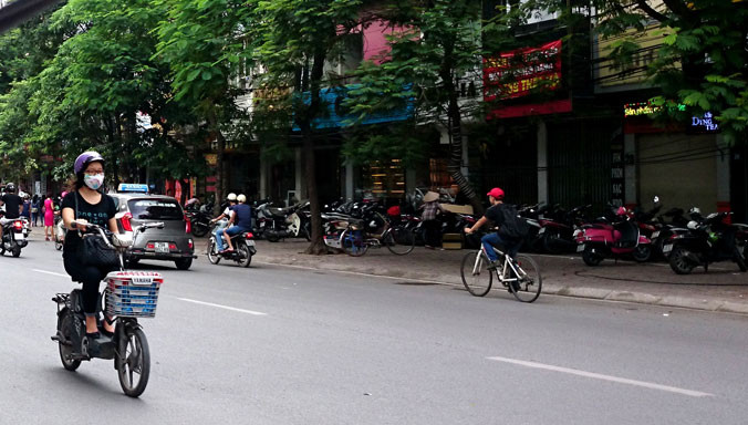 Vỉa hè phố Thái Hà được cho là có chất lượng thi công ẩu. Ảnh: Như Ý