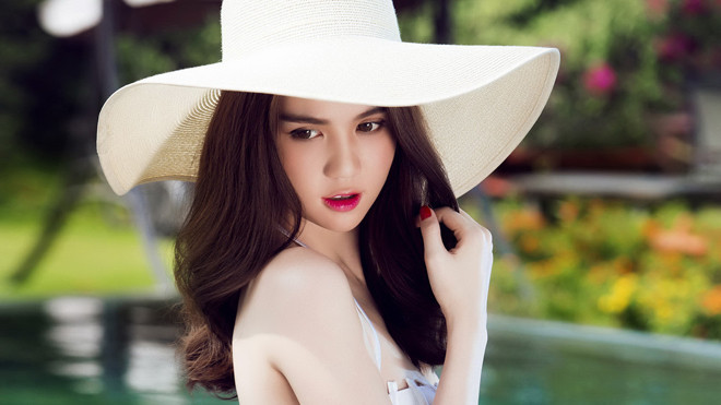 Ngọc Trinh: Được chị gái 'chống lưng'