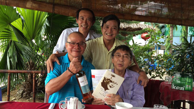 Nhà thơ Thanh Thảo (ngồi, phải) tặng sách nhà văn Phạm Ngọc Tiến