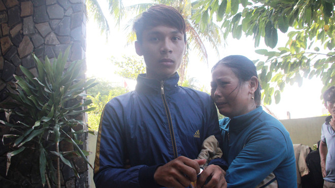 Bà Năng nghẹn ngào đón con Võ Văn Cầu. Ảnh: H. Văn