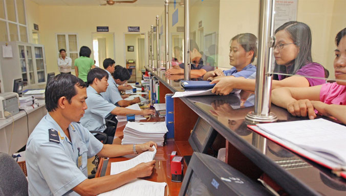 Làm thủ tục thông quan tại Cục Hải quan TPHCM. Ảnh: L.H