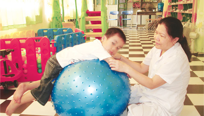 Chuyên viên tư vấn của Khoa Tâm bệnh- BV Nhi Trung ương đang trị liệu cho bé bị tự kỷ.