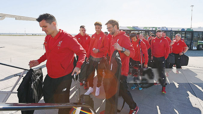 Thầy trò HLV Klopp đặt chân đến Basel chuẩn bị cho trận chung kết. Ảnh: GETTY IMAGES