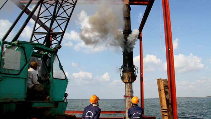 Liên danh nhà thầu gồm Công ty CP Cơ khí Kiên Giang và Công ty Cienco1 đang triển khai đóng móng cọc trụ điện của đường dây 110 kV vượt biển. Ảnh: Đại Dương