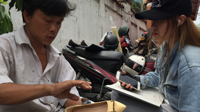 Đo mẫu làm lại giày cho khách.