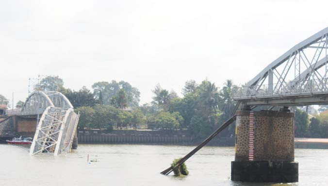 Một phần đường sắt trên cầu Ghềnh đổ xuống sông. Ảnh: M.T 