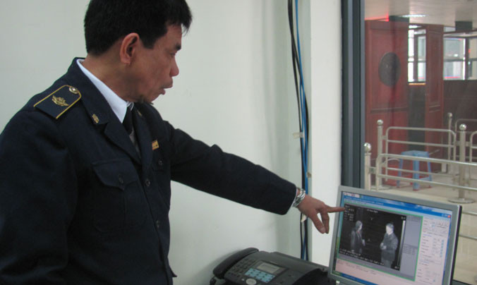 Giám sát chặt chẽ khách xuất nhập cảnh qua biên giới Lạng Sơn. Ảnh: Duy Chiến