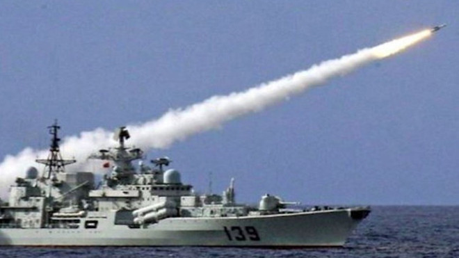 Tàu chiến Trung Quốc phóng tên lửa trong một đợt tập trận bắn đạn thật trên biển Đông. Ảnh: AP