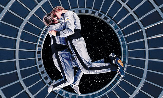 Sinh ra em bé trong vũ trụ không lãng mạn như mọi người thường nghĩ. Ảnh: Daily Mail