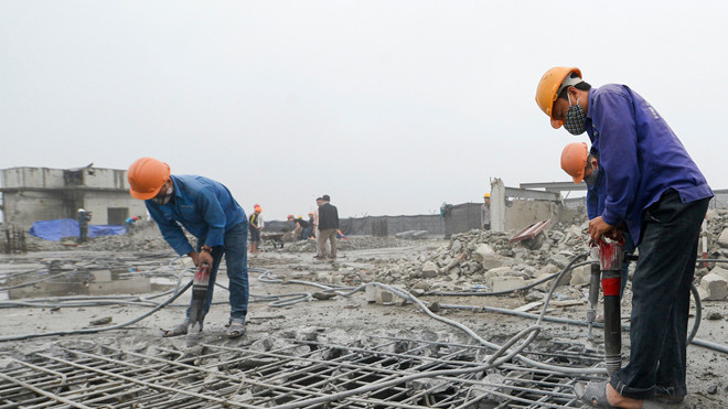 Công trình tòa nhà 8B Lê Trực đang được phá dỡ phần sai phép. Ảnh: Ngọc Châu