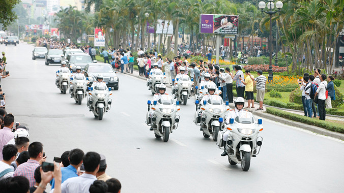 Lực lượng CSGT cùng đặc vụ dẫn đoàn Tổng thống Obama trên đường Nguyễn Chí Thanh-Hà Nội sáng ngày 23/5. Ảnh: Như Ý