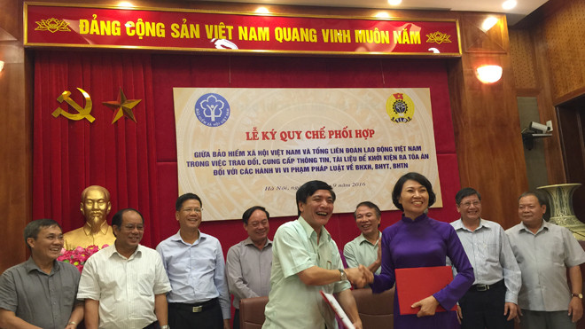 Ông Bùi Văn Cường, Ủy viên T.Ư Đảng, Chủ tịch Tổng Liên đoàn Lao động Việt Nam và bà Nguyễn Thị Minh, Thứ trưởng, Tổng giám đốc BHXH Việt Nam tại lễ ký kết. Ảnh: Phong Cầm