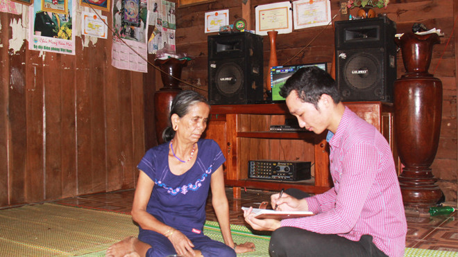 Nữ già làng Siu Phyin (bên trái)