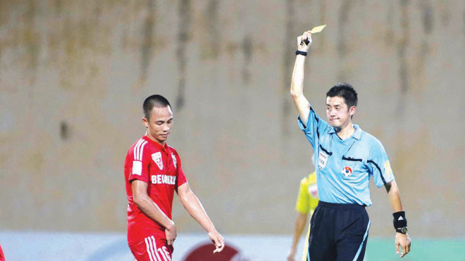 Trọng tài người Nhật Bản Takuto Okabe điều khiển một trận đấu ở V-League cuối mùa giải 2015. Ảnh: VSI
