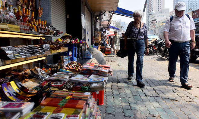 Vỉa hè đường Lê Lợi, quận 1, TP.HCM. Ảnh: Zing