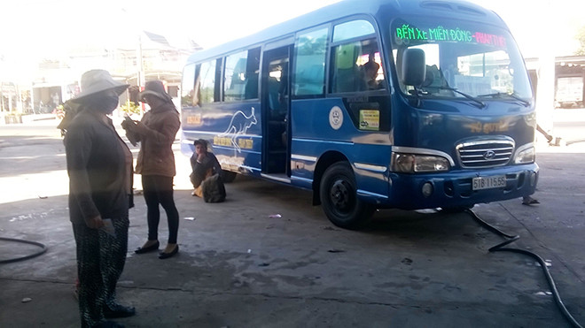 Chiếc xe mang biển số 51B-115.55 chạy tuyến TPHCM - Phan Thiết - Phan Rang liên tục bắt khách dọc đường. Ảnh: Ngô Bình