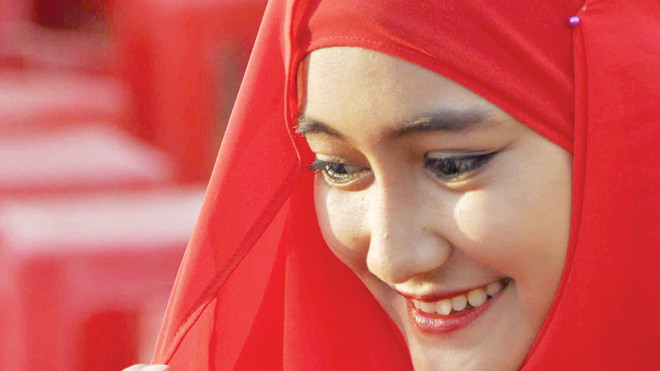 Phụ nữ Chăm quấn khăn che kín mặt. Ảnh: Hòa Hội