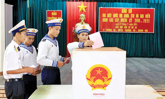 Những chiến sĩ trẻ ở đảo Trường Sa lần đầu tiên được thực hiện quyền công dân. Ảnh: Tuyết Vân