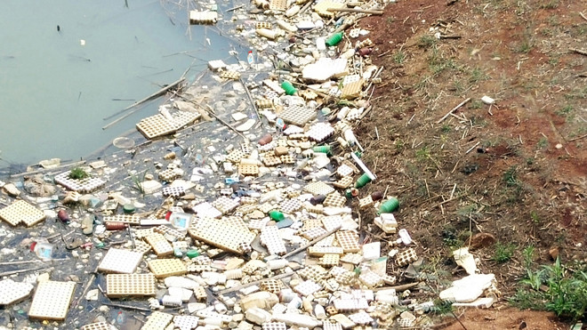 Bao bì thuốc BVTV ở hồ nước sinh hoạt Đan Kia.