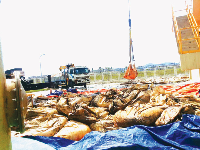 Chất thải rắn chất đống trong nhà máy Formosa tại Kỳ Anh, Hà Tĩnh. Ảnh: Minh Thùy