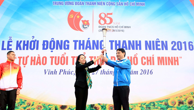 Ủy viên Bộ Chính trị, Bí thư BCH T.Ư Đảng, Trưởng ban Dân vận T.Ư Trương Thị Mai truyền đuốc cho Bí thư thứ nhất T.Ư Đoàn Nguyễn Đắc Vinh.