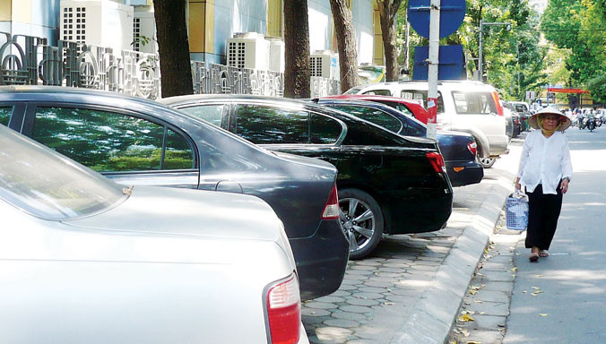 Vỉa hè bị “xẻ thịt” khiến người đi bộ phải tràn xuống lòng đường là trách nhiệm của Chủ tịch phường, quận. Ảnh: Anh Trọng