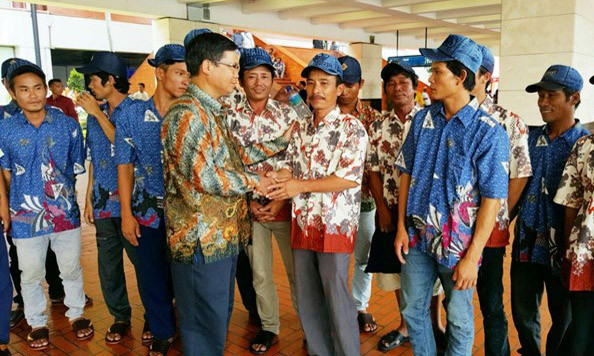 Đại sứ Hoàng Anh Tuấn bắt tay tiễn biệt các ngư dân trước khi về nước. Ảnh: ĐSQ cung cấp