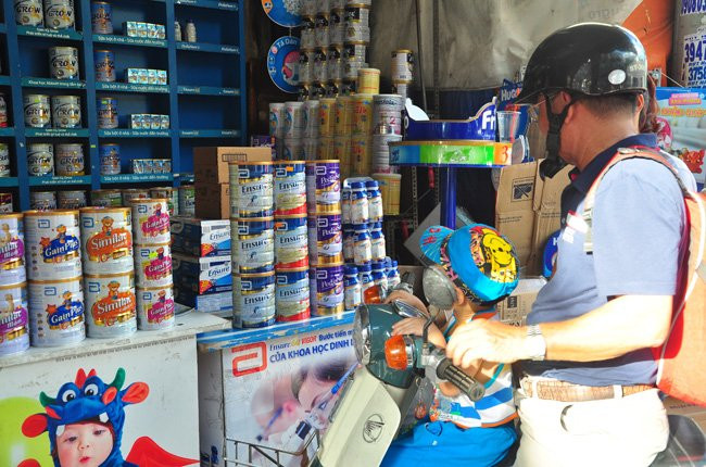 Khách hàng mua sữa tại một cửa hàng trên đường Nguyễn Thông, phố sữa của TPHCM. Ảnh: Minh Tâm/TBKTSG