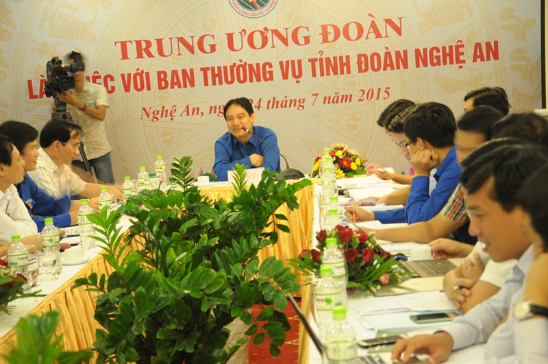 Bí thư Thứ nhất T.Ư Đoàn Nguyễn Đức Vinh chủ trì cuộc họp với Ban thường vụ Tỉnh Đoàn Nghệ An chiều 24/7 tại Vinh.