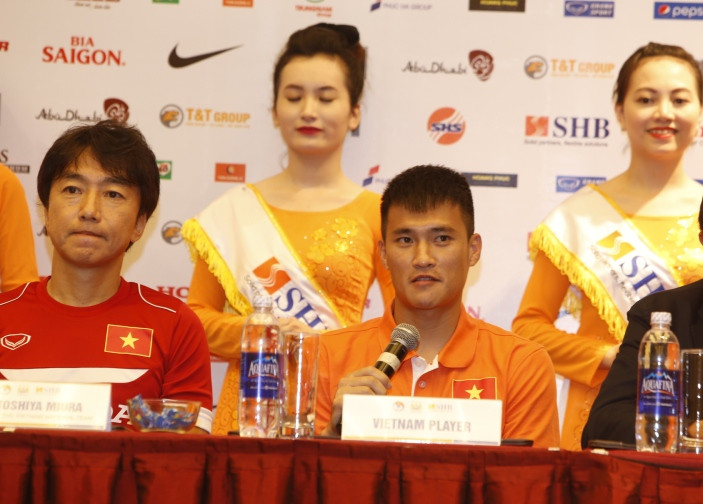 Công Vinh trả lời phỏng vấn trong cuộc họp báo chiều nay. Ảnh: Như Ý