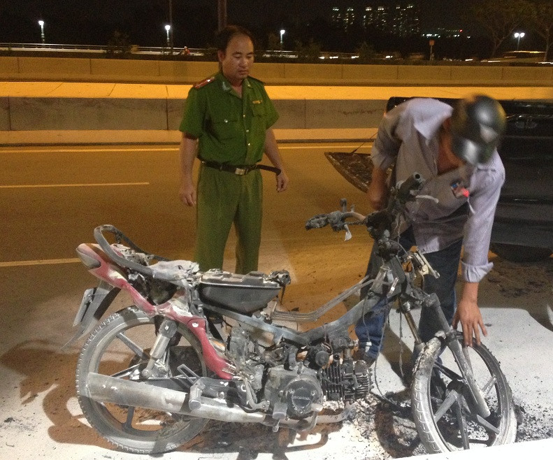 Chiếc xe máy cháy trơ khung sắt