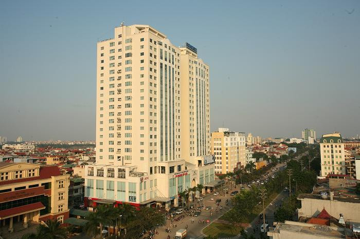 Tháp đôi Hòa Bình nằm trên đường Hoàng Quốc Việt (Hà Nội).