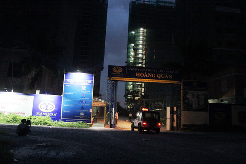 Công an đang khám nghiệm tại công trình xảy ra tai nạn. Ảnh: Hải Thuận/VnExpress