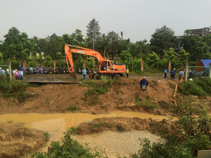Hiện trường vỡ đường ống sông Đà trưa 21/7, nước chảy lênh láng. Ảnh: Tú Anh