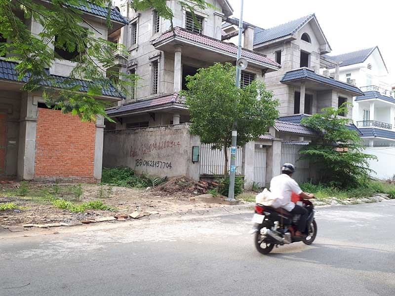 Hàng loạt dự án BĐS “trùm mền” đang đứng trước cơ hội hồi sinh. Trong ảnh: Một khu biệt thự tại quận 9, TP.HCM đang “trùm mền”. Ảnh: Thùy Linh