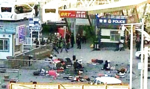 Hiện trường vụ nổ tại nhà ga ở Tân Cương hôm 30/4. Ảnh:SMCP.